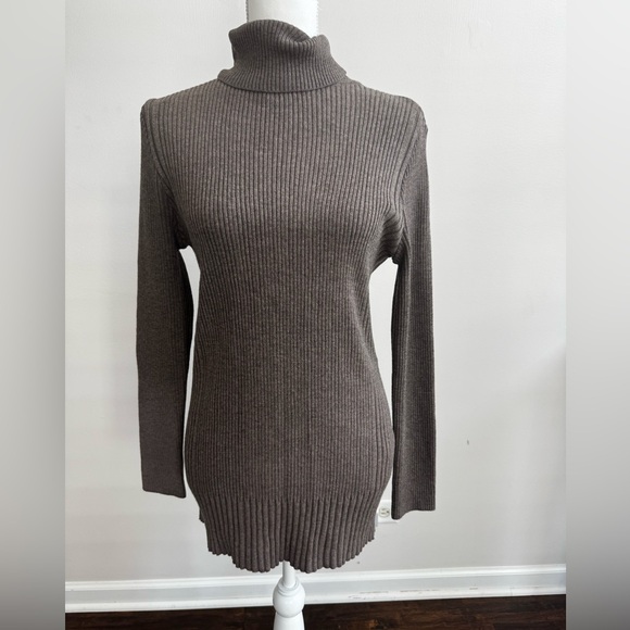 Elegant Brown Ribbed Women's Turtleneck Sweater - Picture 1 of 6